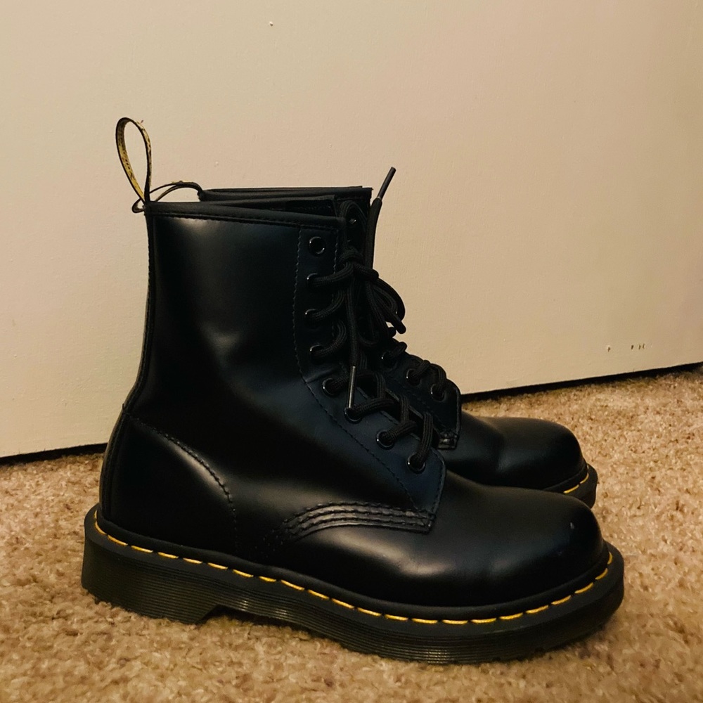 1460 Women’s Smooth Leather Lace Up Boots
